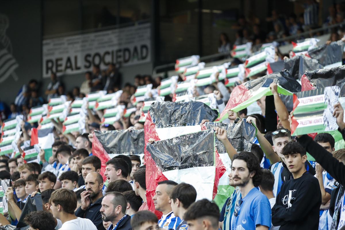 Aficionados de la Real muestran la bandera palestina. Foto: EFE