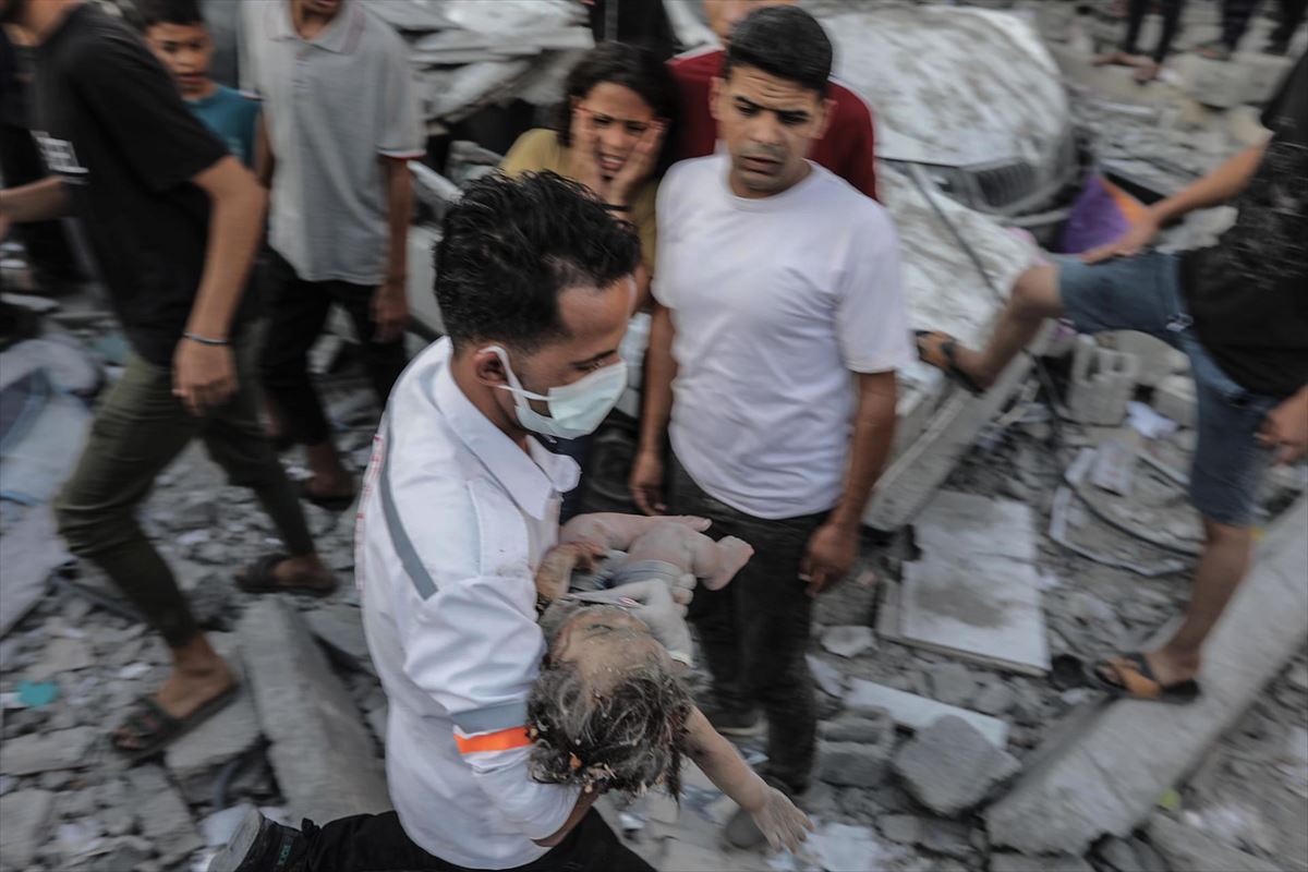 Un hombre carga a un niño herido en el ataque de Khan Younis. Foto: EFE. 