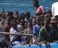 Cientos de migrantes llegan en cayucos a la isla canaria de El Hierro