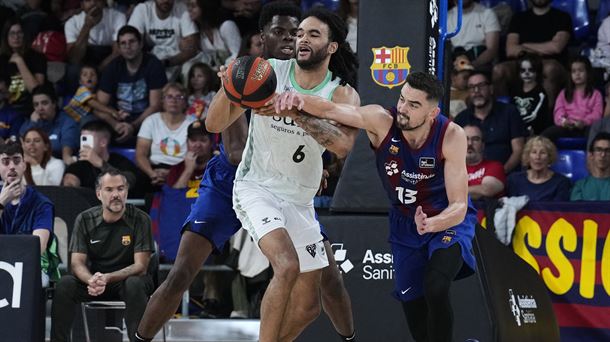 Sacha Killeya-Jones lucha por el balón en un partido anterior. Foto: EFE. 