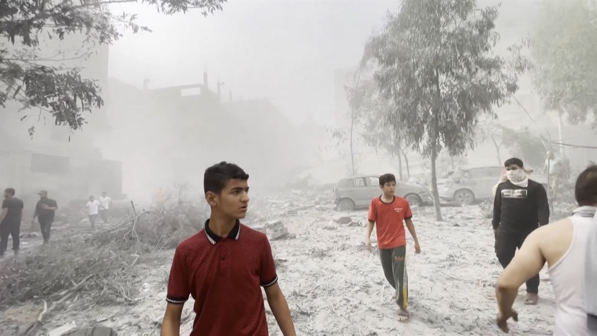 Varias mujeres en una calle de Gaza, tras un bombardeo. 