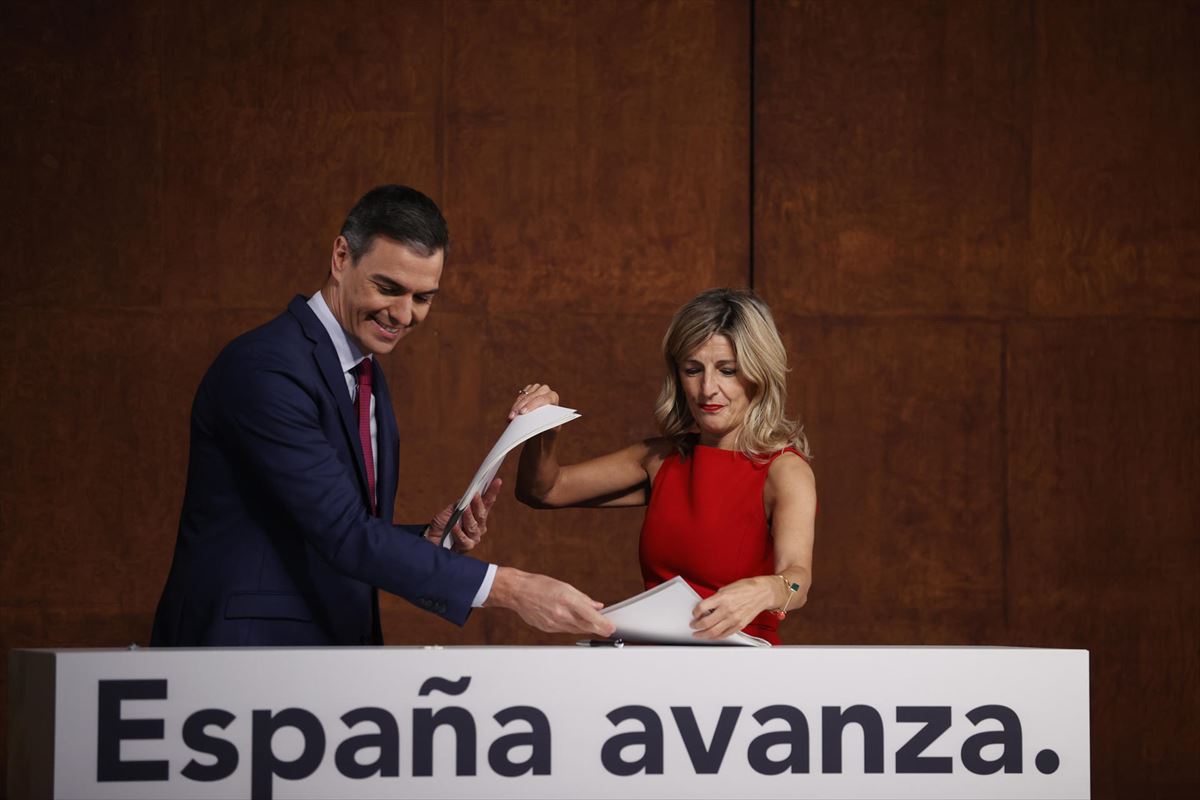 Pedro Sánchez junto a Yolanda Díaz tras la firma del acuerdo. Foto: EFE