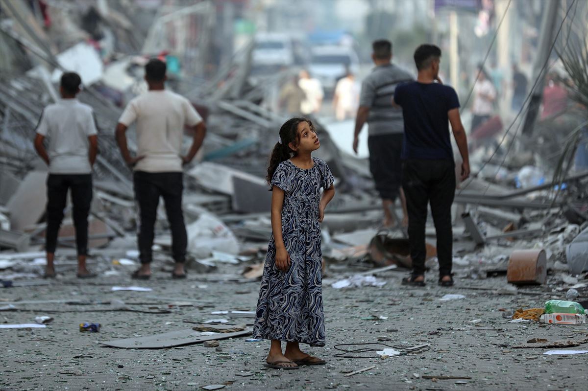 Una niña entre ruinas en la Franja de Gaza