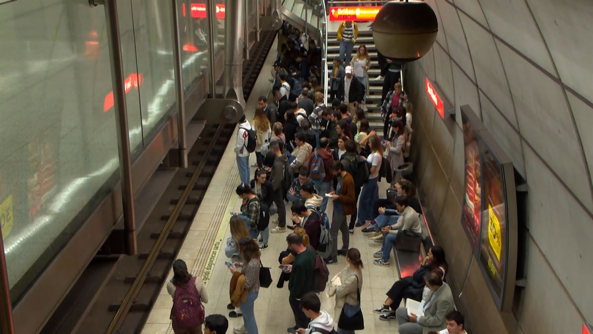 Vagones llenos y mayor tiempo de espera en Metro Bilbao por la huelga en el sector público