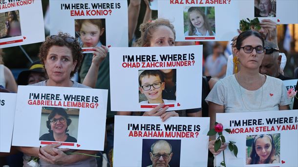 Varios familiares de las personas secuestradas por Hamás, hoy, en Tel Aviv. Foto: EFE