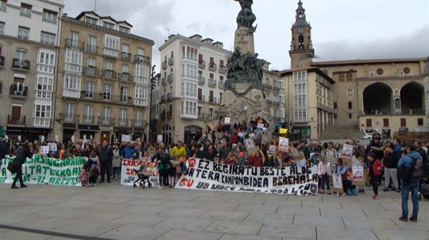 Una movilización en Vitoria-Gasteiz de las familias de la ikastola Ikasbidea de Durana.