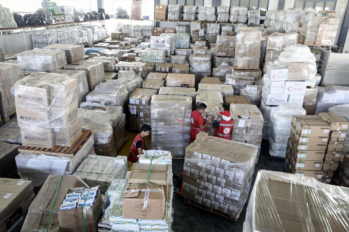 Operarios de la Cruz Roja gestionan la ayuda humanitaria en Egipto. 