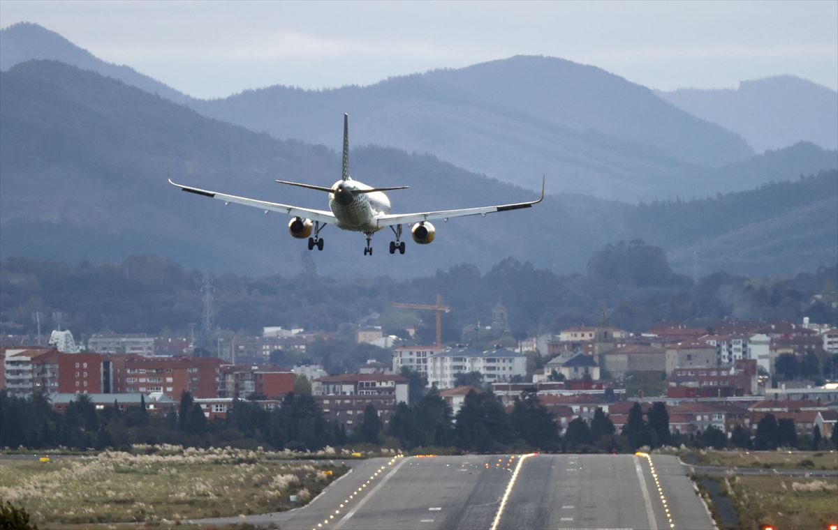 Avión aterrizando en el aeropuerto de Bilbao