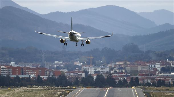 Hegazkin bat Loiuko aireportuan lurreratu nahian, artxiboko irudian. Argazkia: EFE