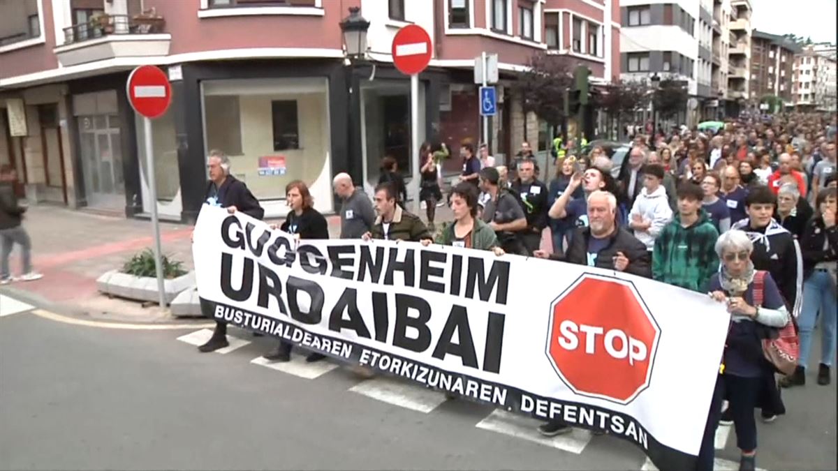 Movilización en Gernika contra la construcción de un museo Guggenheim en Urdaibai. Imagen: EITB