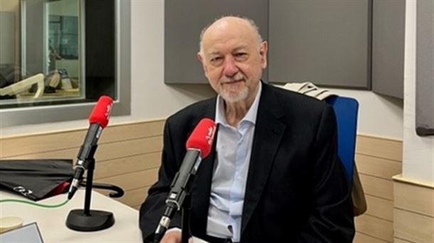 Juan Eslava Galán visita Radio Euskadi