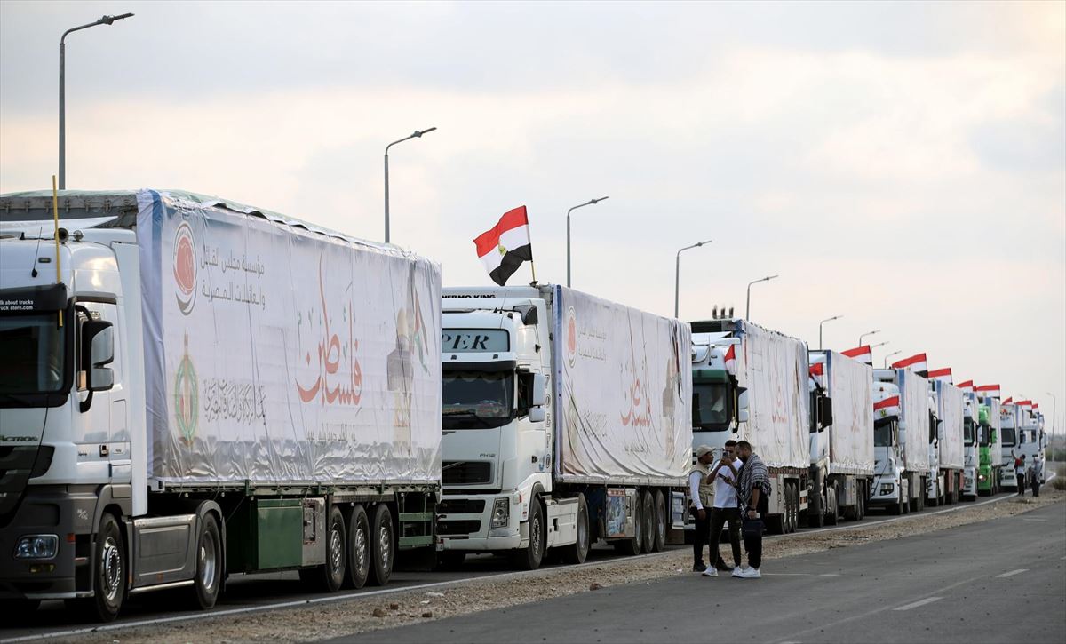 Camiones con ayuda humanitaria a la espera de entrar en Gaza. Foto: Efe