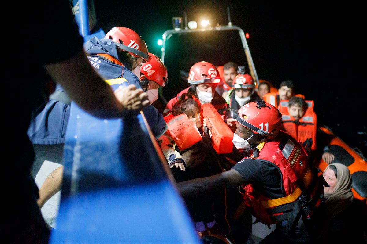 Varias de las personas rescatadas son atendidas por la tripulación de Aita Mari. 