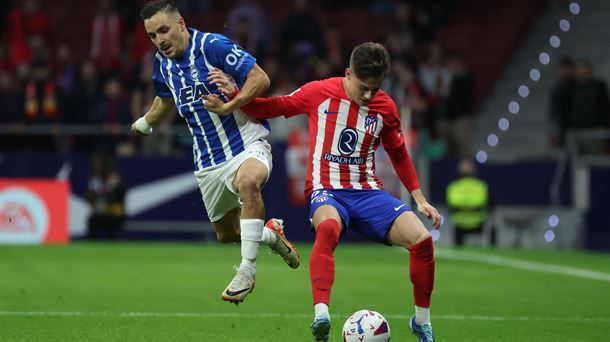 Gorosabel intenta robarle el balón a Riquelme. Foto: EFE