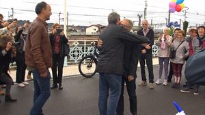 Irungo, Hondarribiko eta Hendaiako alkateek besarkada batekin irudikatu dute Avenida zubiaren irekiera