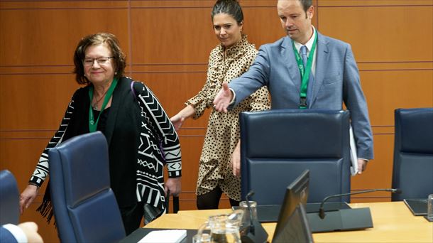 La titular de la comisión Juana Balmaseda, a la izquierda. Foto: EFE