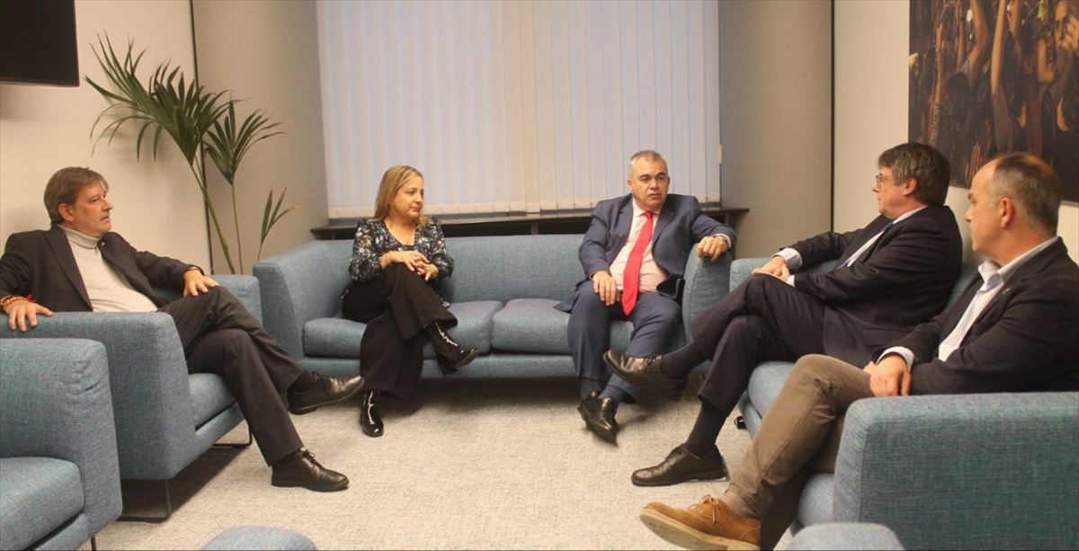 Puigdemont y Cerdán durante la negociación del pacto de investidura. Foto de archivo: EFE