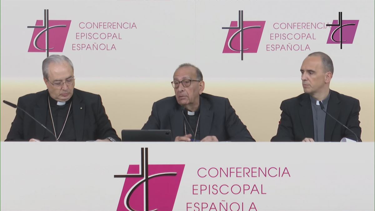 Rueda de prensa. Imagen obtenida de un vídeo de la Conferencia Episcopal. 
