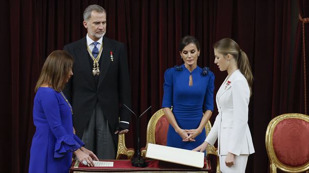 La Princesa Leonor jura la Constitución ante la presidenta del Congreso, Francina Armengol.