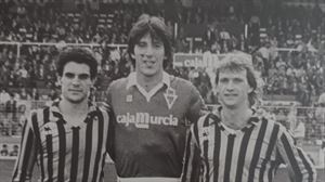 ¿Te acuerdas de Juanjo, el central que jugó en el Alavés desde 1981 hasta 1985 y que acabó en el Murcia?
