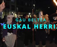Euskal Herria celebra la Gau Beltza con kalejiras y disfraces