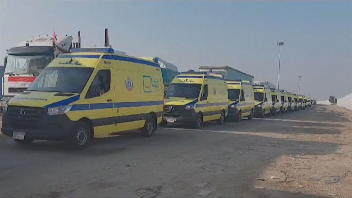 Ambulancias esperando para cruzar. Imagen obtenida de un vídeo de Agencias.