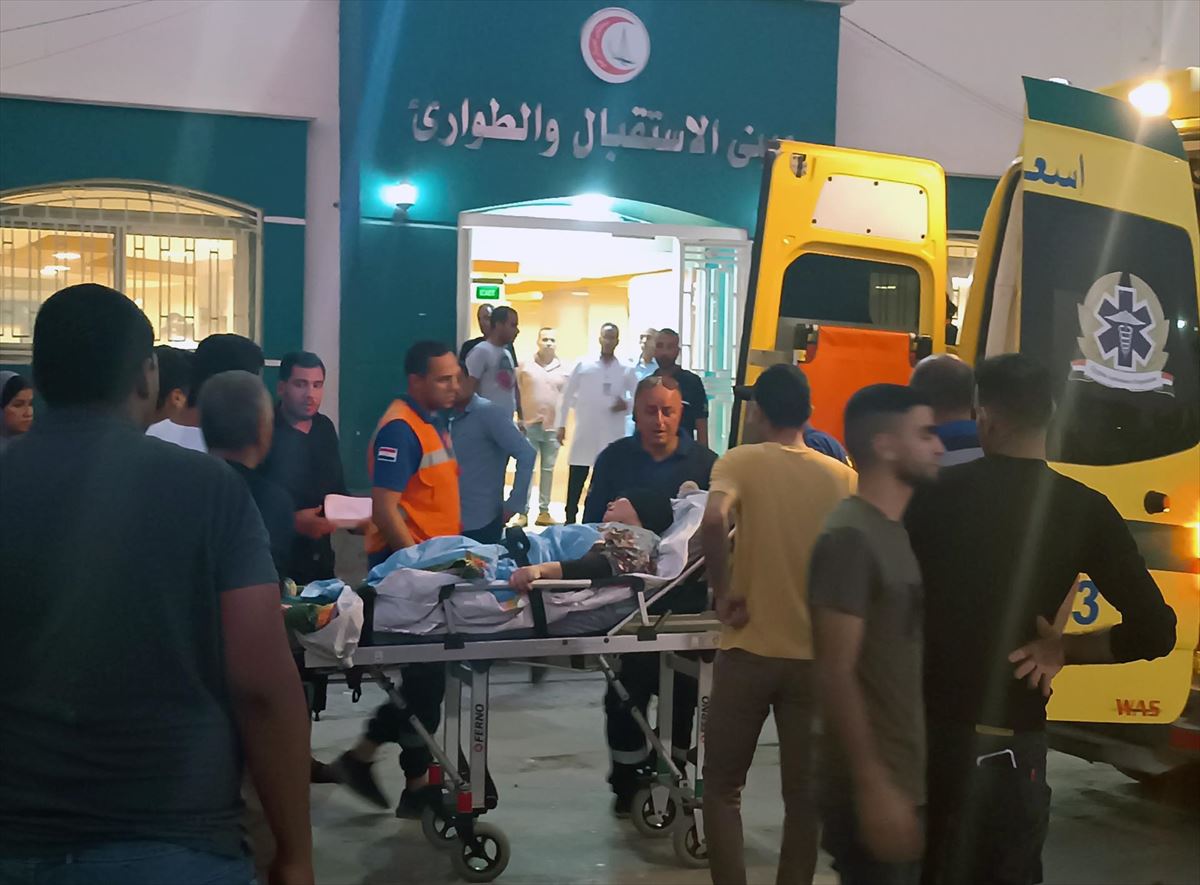 Una ambulancia llega a Arish (Egipto) con un palestino herido. Foto: EFE