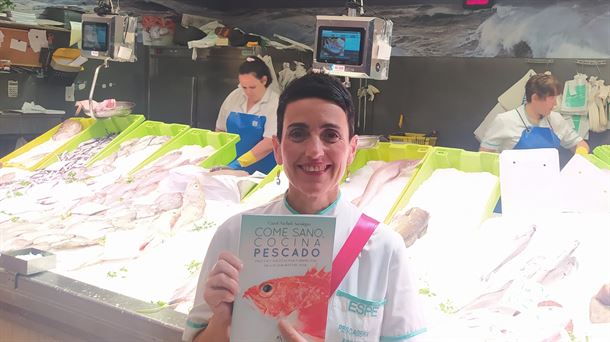 Carol Archeli posa en su mostrador de la Brecha con su libro ‘Come sano, cocina pescado’
