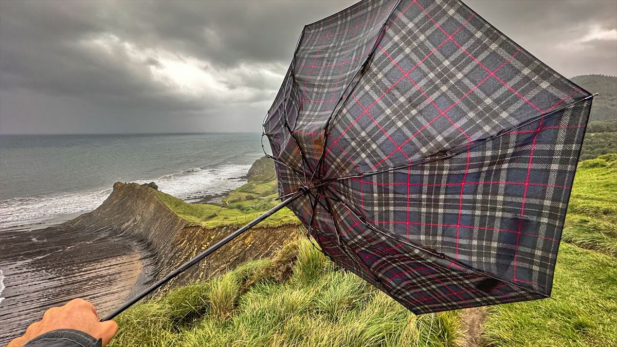 Un paraguas volteado por el viento