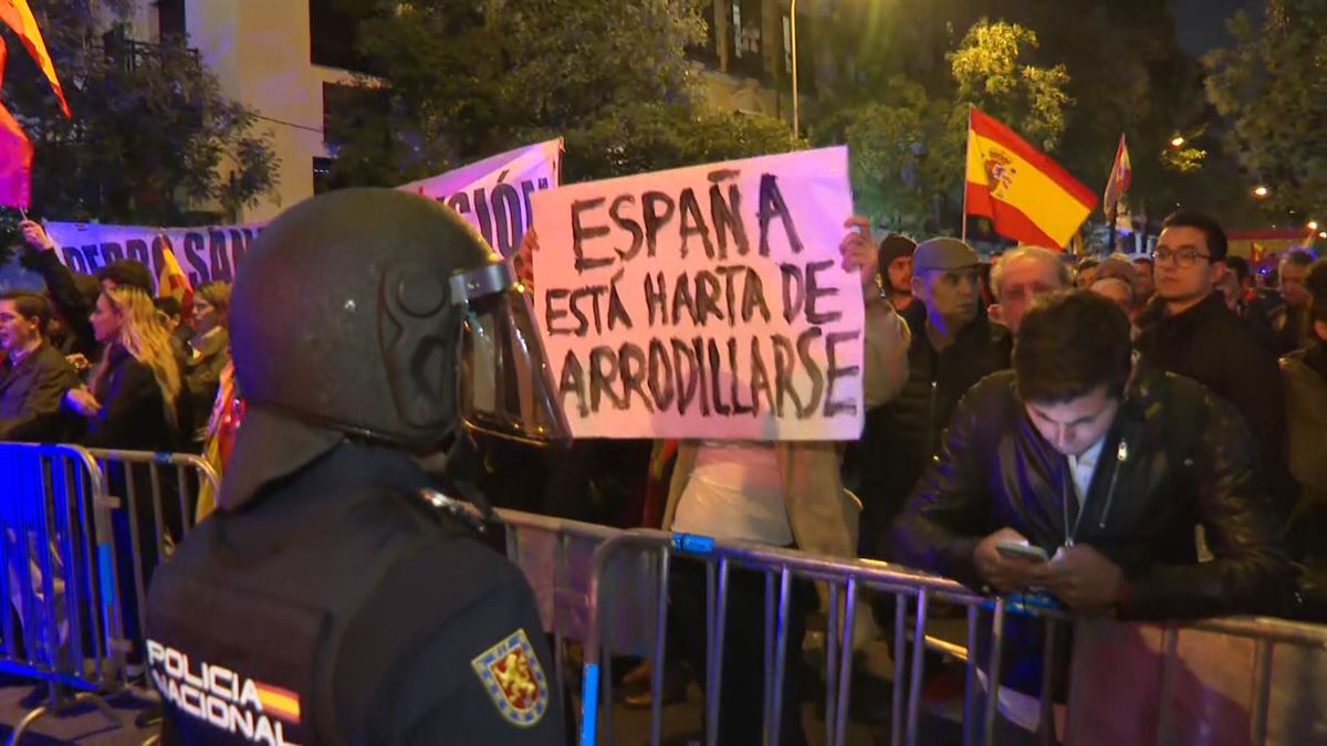 PSOE-Junts itunaren aurkako protestak. Argazkia: EITB
