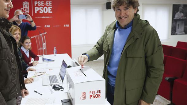 Eneko Andueza, secretario general del PSE-EE, votando, hoy. Foto: Efe