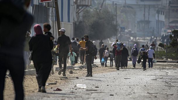 Varios civiles palestinos intentando escapar de los ataques israelíes. Foto: EFE