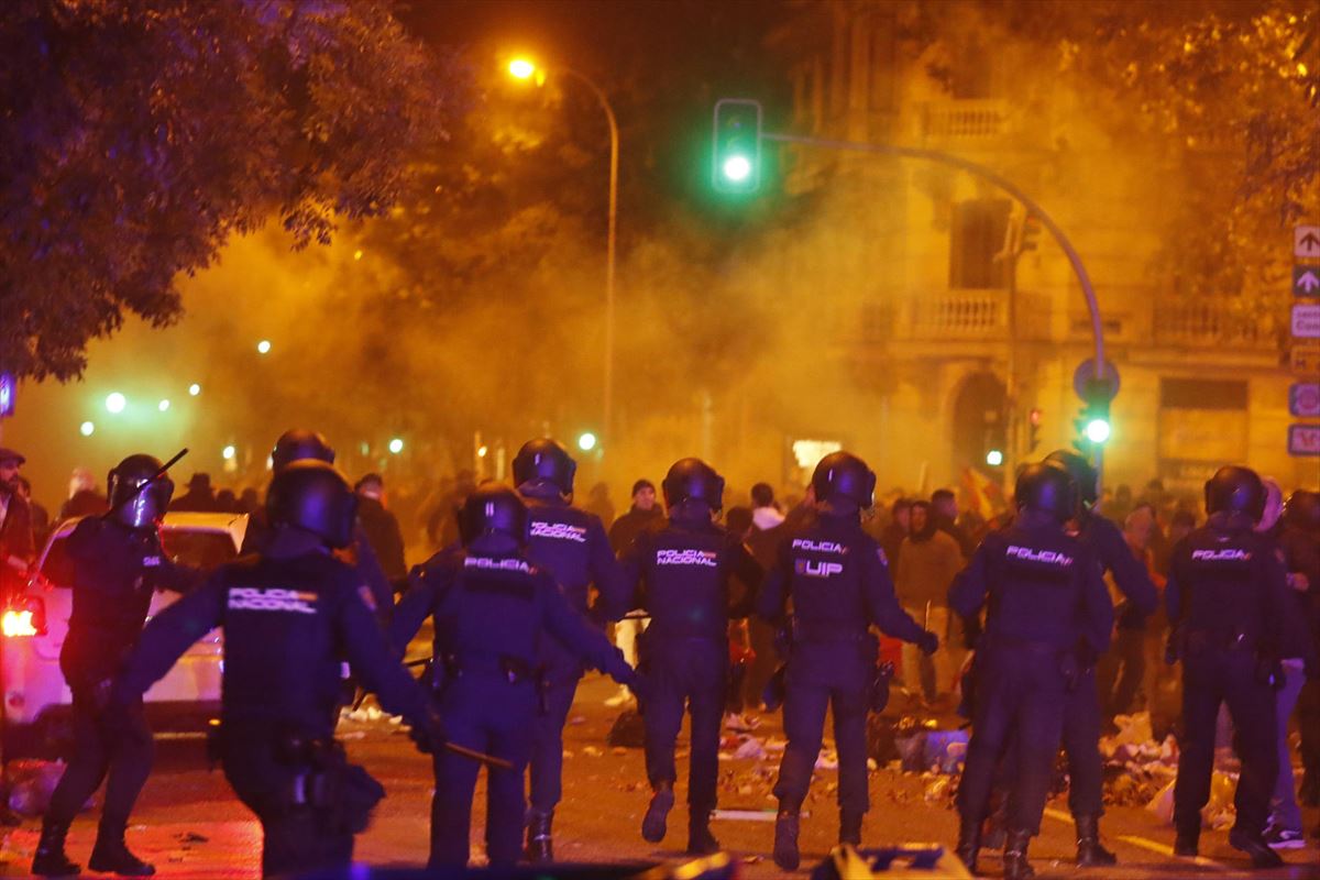 La Policía Nacional interviene durante la concentración frente a la sede del PSOE en Ferraz. EFE