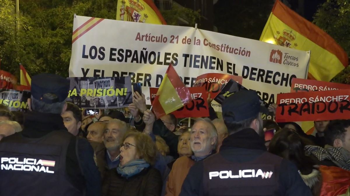 La Policía Nacional interviene durante la concentración frente a la sede del PSOE en Ferraz. EFE
