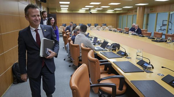 El consejero de Educación, Jokin Bildarratz, presenta el presupuesto de su departamento. Foto: EFE