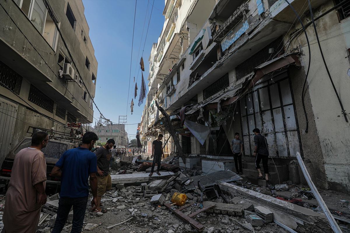Gazatíes observan la destrucción tras un bombardeo israelí en Al Zaitun, cerca de la ciudad de Gaza.