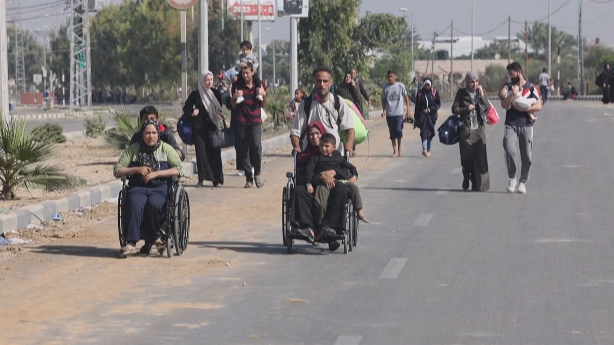 Palestinos huyen del norte de Gaza. Imagen obtenida de un vídeo de Agencias.