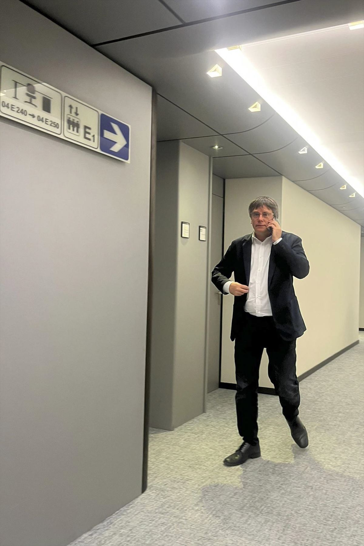 Puigdemont habla por teléfono en los pasillos del Parlamento Europeo. 