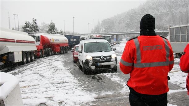 El Plan de Vialidad Invernal se activará en Euskadi cuando la nieve caiga a 700 metros