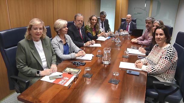 Representantes del Gobierno Vasco y del PNV, PSE-EE y EH Bildu, al inicio de la reunión. 