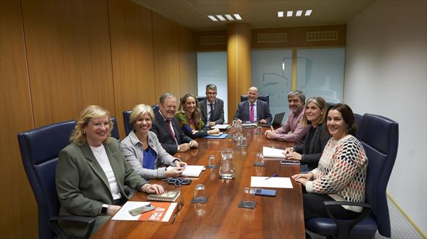 Reunión de las delegaciones del Gobierno Vasco y EH Bildu. Foto: EFE