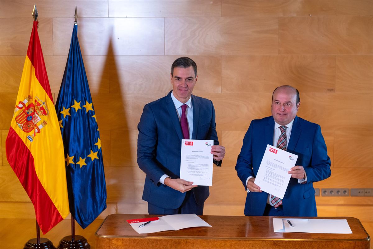 Pedro Sánchez y Andoni Ortuzar en la firma del acuerdo. Foto: EFE