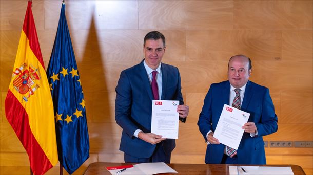 Pedro Sánchez y Andoni Ortuzar en la firma del acuerdo. Foto: EFE