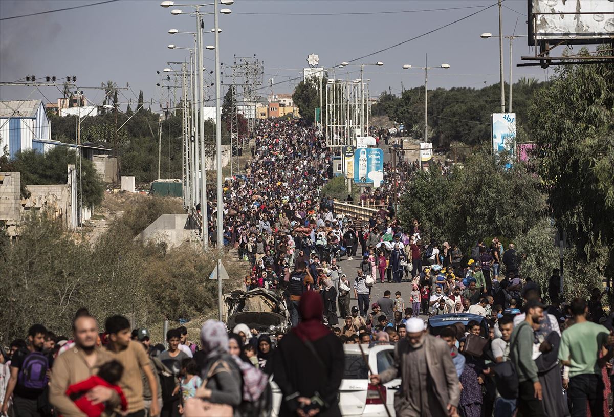 Miles de palestinos están huyendo hacia el sur. Foto: EFE