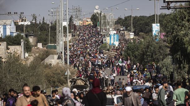 Milaka palestinar hegoaldera ihes egiten ari dira Gazako Zerrendan. Argazkia: EFE