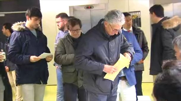 Varios compromisarios, en la Asamblea. Foto obtenida de un vídeo de EITB Media.