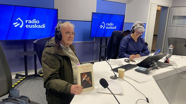 Gustavo Renobales con un ejemplar del libro de Bernd Brunner.