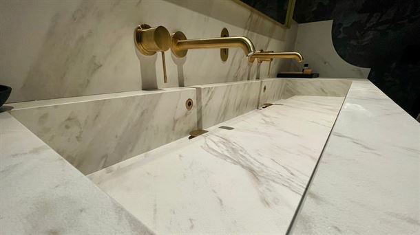 Un baño de habitación