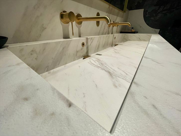 Un baño de habitación