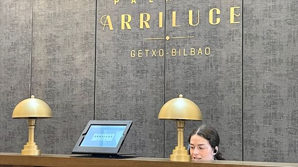 La recepcionista trabajando 